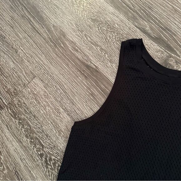 Beyond Yoga Perforated tank - Picture 2 of 6